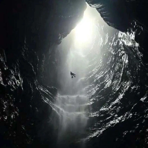 Phát hiện hang động mới bên trong có thác nước cao hàng trăm mét Phát hiện hang động mới bên trong có thác nước cao hàng trăm mét