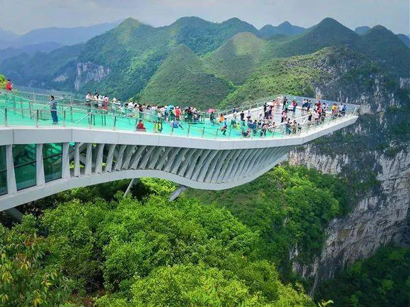 Phát hiện hố sụt khổng lồ ở nước láng giềng Việt Nam, sâu hơn 600 m và có cả rừng nguyên sinh bên dưới Phát hiện hố sụt khổng lồ ở nước láng giềng Việt Nam, sâu hơn 600 m và có cả rừng nguyên sinh bên dưới