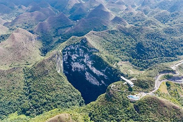 Phát hiện hố sụt khổng lồ ở nước láng giềng Việt Nam, sâu hơn 600 m và có cả rừng nguyên sinh bên dưới Phát hiện hố sụt khổng lồ ở nước láng giềng Việt Nam, sâu hơn 600 m và có cả rừng nguyên sinh bên dưới