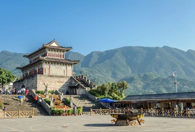 Phát hiện hố sụt khổng lồ ở nước láng giềng Việt Nam, sâu hơn 660 m, muốn tới đáy phải vượt hơn 2.800 bậc Phát hiện hố sụt khổng lồ ở nước láng giềng Việt Nam, sâu hơn 660 m, muốn tới đáy phải vượt hơn 2.800 bậc