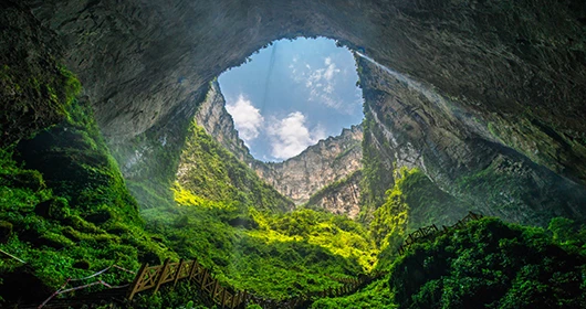 Phát hiện hố sụt khổng lồ ở nước láng giềng Việt Nam, sâu hơn 660 m, muốn tới đáy phải vượt hơn 2.800 bậc Phát hiện hố sụt khổng lồ ở nước láng giềng Việt Nam, sâu hơn 660 m, muốn tới đáy phải vượt hơn 2.800 bậc
