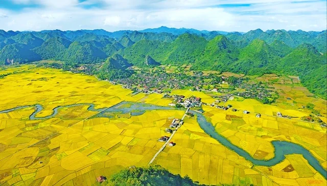 Phát hiện ngôi làng có hơn 400 căn nhà cùng quay một hướng: Cách Hà Nội 180 km và được thế giới vinh danh Phát hiện ngôi làng có hơn 400 căn nhà cùng quay một hướng: Cách Hà Nội 180 km và được thế giới vinh danh