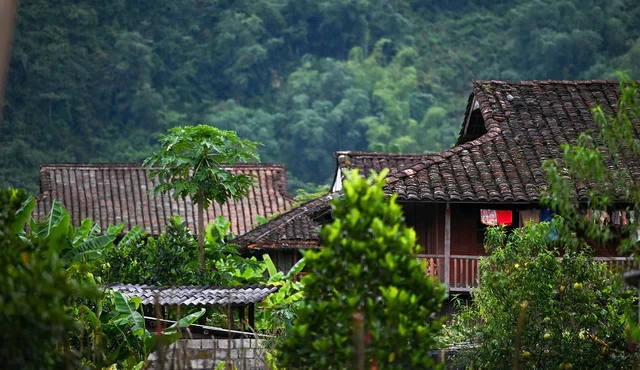 Phát hiện ngôi làng có hơn 400 căn nhà cùng quay một hướng: Cách Hà Nội 180 km và được thế giới vinh danh Phát hiện ngôi làng có hơn 400 căn nhà cùng quay một hướng: Cách Hà Nội 180 km và được thế giới vinh danh