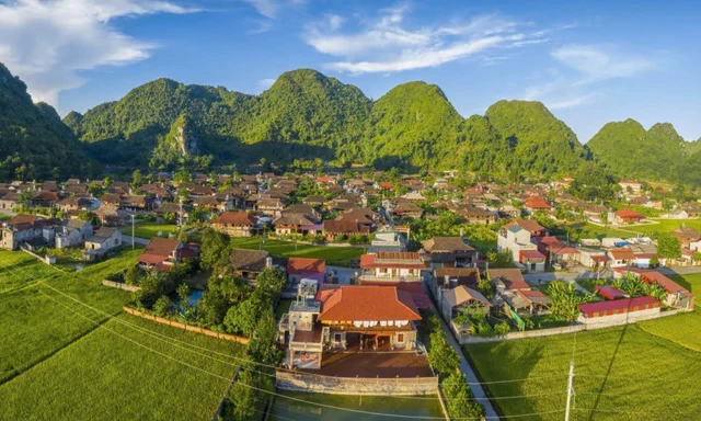 Phát hiện ngôi làng có hơn 400 căn nhà cùng quay một hướng: Cách Hà Nội 180 km và được thế giới vinh danh Phát hiện ngôi làng có hơn 400 căn nhà cùng quay một hướng: Cách Hà Nội 180 km và được thế giới vinh danh