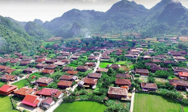 Phát hiện ngôi làng có hơn 400 căn nhà cùng quay một hướng: Cách Hà Nội 180 km và được thế giới vinh danh Phát hiện ngôi làng có hơn 400 căn nhà cùng quay một hướng: Cách Hà Nội 180 km và được thế giới vinh danh