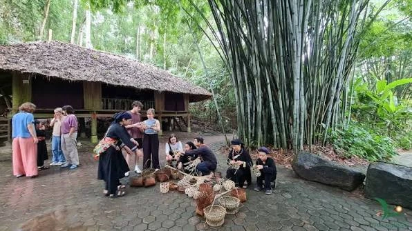 Phát hiện ngôi làng hơn 200 người 'ăn chung nồi cơm', tiền làm ra góp quỹ chung: Được thế giới vinh danh Phát hiện ngôi làng hơn 200 người 'ăn chung nồi cơm', tiền làm ra góp quỹ chung: Được thế giới vinh danh