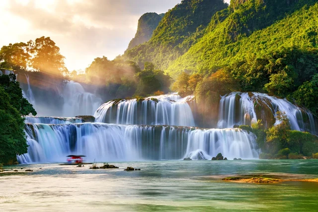 Phát hiện ngôi làng hơn 400 năm tuổi chỉ rộng 1 ha, có 14 căn nhà gần như được dựng hoàn toàn bằng đá núi