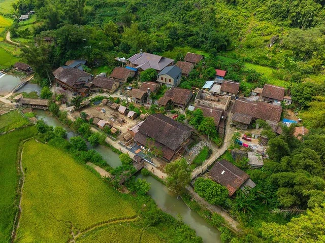Phát hiện ngôi làng hơn 400 năm tuổi chỉ rộng 1 ha, có 14 căn nhà gần như được dựng hoàn toàn bằng đá núi
