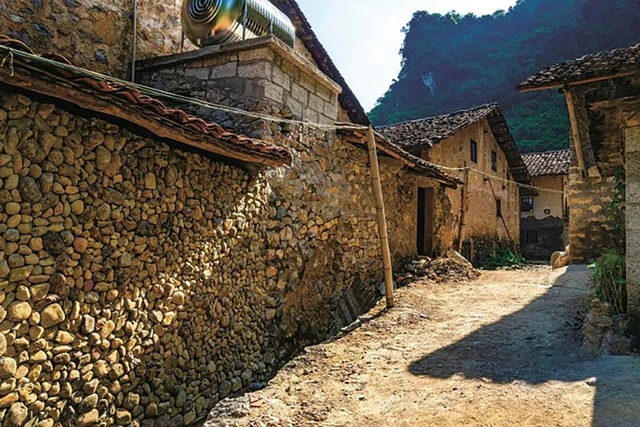 Phát hiện ngôi làng hơn 400 năm tuổi chỉ rộng 1 ha, có 14 căn nhà gần như được dựng hoàn toàn bằng đá núi