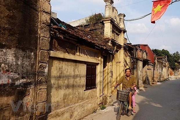 Phát hiện ngôi làng hơn 500 năm tuổi cách Hà Nội 40 km, có gần 50 biệt thự đẹp như một góc châu Âu Phát hiện ngôi làng hơn 500 năm tuổi cách Hà Nội 40 km, có gần 50 biệt thự đẹp như một góc châu Âu
