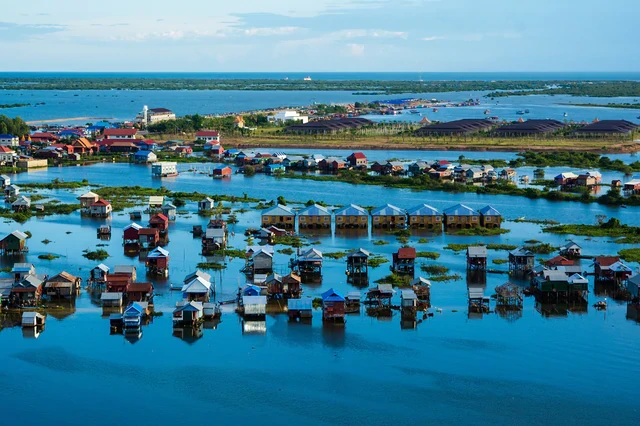 Phát hiện ngôi làng ở nước láng giềng Việt Nam, nhà dựng trên cột cao 9 m, mùa mưa đường biến thành sông Phát hiện ngôi làng ở nước láng giềng Việt Nam, nhà dựng trên cột cao 9 m, mùa mưa đường biến thành sông