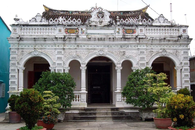 Phát hiện ngôi làng ở Việt Nam có hơn 2.000 giống hoa 'không chạm đất', mỗi lần chăm cây phải làm việc này Phát hiện ngôi làng ở Việt Nam có hơn 2.000 giống hoa 'không chạm đất', mỗi lần chăm cây phải làm việc này