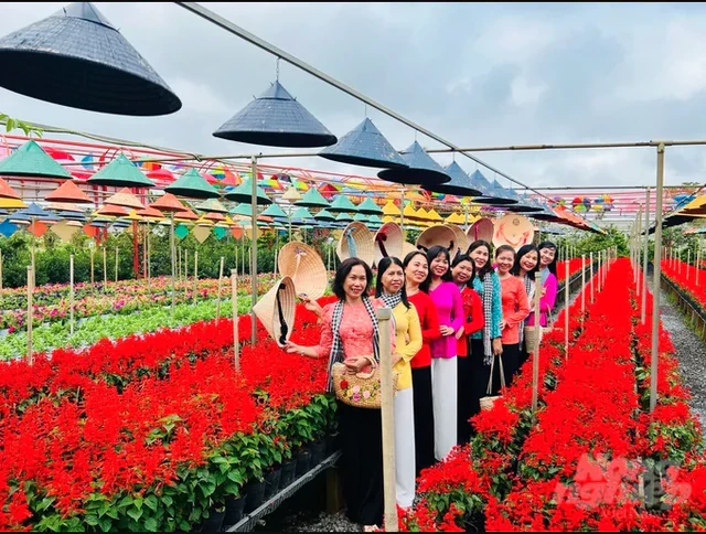 Phát hiện ngôi làng ở Việt Nam có hơn 2.000 giống hoa 'không chạm đất', mỗi lần chăm cây phải làm việc này Phát hiện ngôi làng ở Việt Nam có hơn 2.000 giống hoa 'không chạm đất', mỗi lần chăm cây phải làm việc này