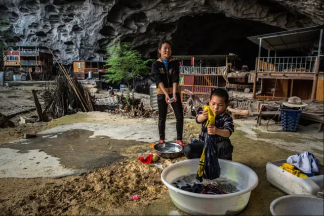 Phát hiện ngôi làng "ẩn" trong lòng núi ở nước láng giềng Việt Nam, từng có gần 100 người sống tách biệt Phát hiện ngôi làng "ẩn" trong lòng núi ở nước láng giềng Việt Nam, từng có gần 100 người sống tách biệt