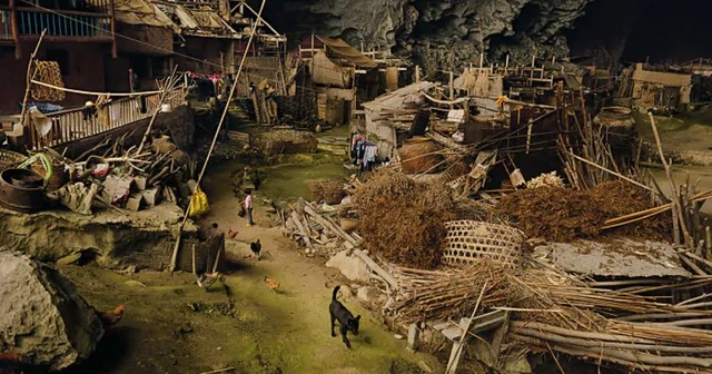Phát hiện ngôi làng "ẩn" trong lòng núi ở nước láng giềng Việt Nam, từng có gần 100 người sống tách biệt Phát hiện ngôi làng "ẩn" trong lòng núi ở nước láng giềng Việt Nam, từng có gần 100 người sống tách biệt