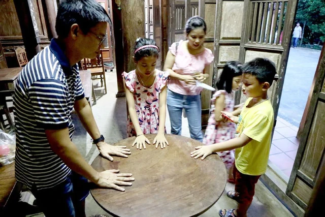 Phát hiện ngôi làng rộng hơn 270 ha có 8 nhà cổ trăm tuổi, nổi tiếng với chiếc bàn không cần đẩy vẫn xoay Phát hiện ngôi làng rộng hơn 270 ha có 8 nhà cổ trăm tuổi, nổi tiếng với chiếc bàn không cần đẩy vẫn xoay
