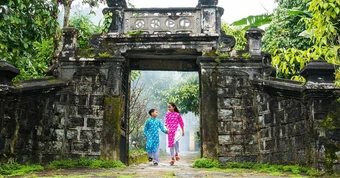 Phát hiện ngôi làng rộng hơn 270 ha có 8 nhà cổ trăm tuổi, nổi tiếng với chiếc bàn không cần đẩy vẫn xoay