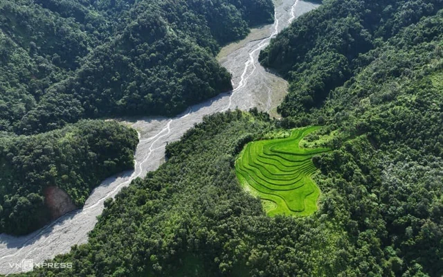 Phát hiện "rồng đá" dài 10 km giữa núi rừng Việt Nam, nhìn từ trên cao như một thắng cảnh ở châu Âu