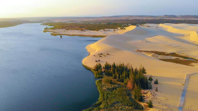 Phát hiện "tiểu sa mạc Sahara" ở Việt Nam có hồ rộng 70 ha, kỳ nghỉ 5 ngày đón hơn 10.000 lượt khách Phát hiện "tiểu sa mạc Sahara" ở Việt Nam có hồ rộng 70 ha, kỳ nghỉ 5 ngày đón hơn 10.000 lượt khách
