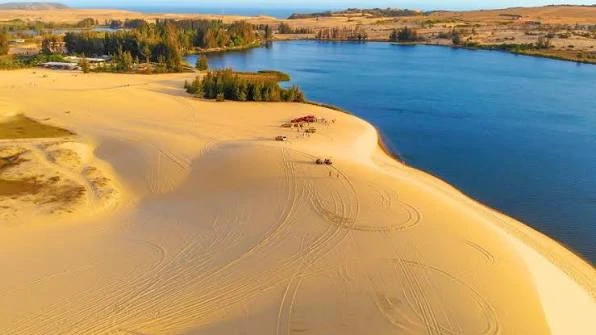 Phát hiện "tiểu sa mạc Sahara" ở Việt Nam có hồ rộng 70 ha, kỳ nghỉ 5 ngày đón hơn 10.000 lượt khách Phát hiện "tiểu sa mạc Sahara" ở Việt Nam có hồ rộng 70 ha, kỳ nghỉ 5 ngày đón hơn 10.000 lượt khách