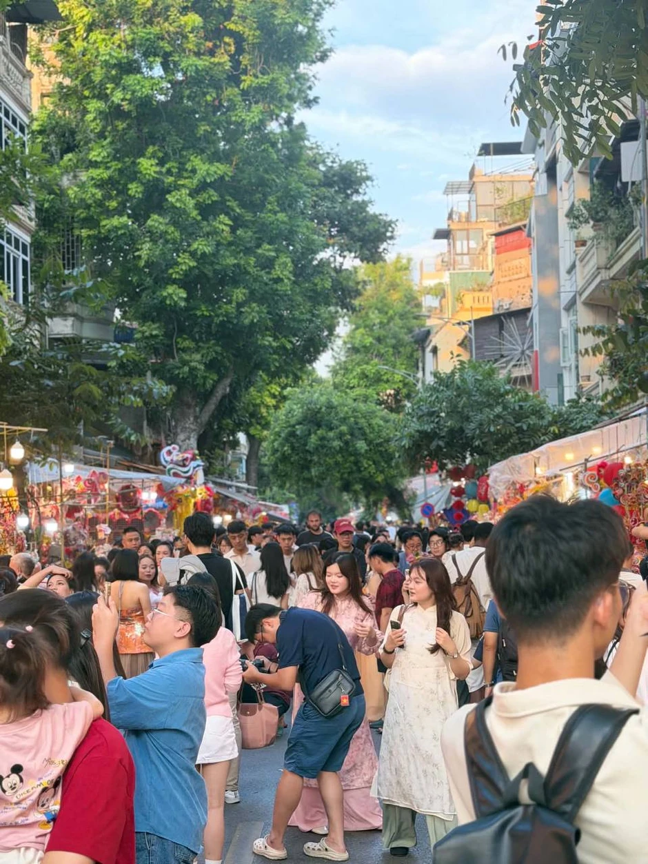 Phố Hàng Mã rực rỡ trước Trung thu 2026 với đèn ông sao và đầu lân Phố Hàng Mã rực rỡ trước Trung thu 2026 với đèn ông sao và đầu lân
