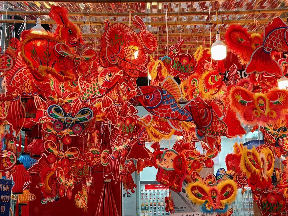Phố Hàng Mã rực rỡ trước Trung thu 2026 với đèn ông sao và đầu lân Phố Hàng Mã rực rỡ trước Trung thu 2026 với đèn ông sao và đầu lân