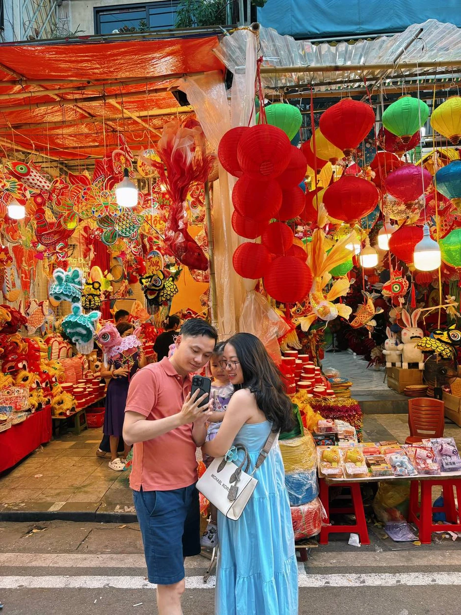 Phố Hàng Mã rực rỡ trước Trung thu 2026 với đèn ông sao và đầu lân Phố Hàng Mã rực rỡ trước Trung thu 2026 với đèn ông sao và đầu lân