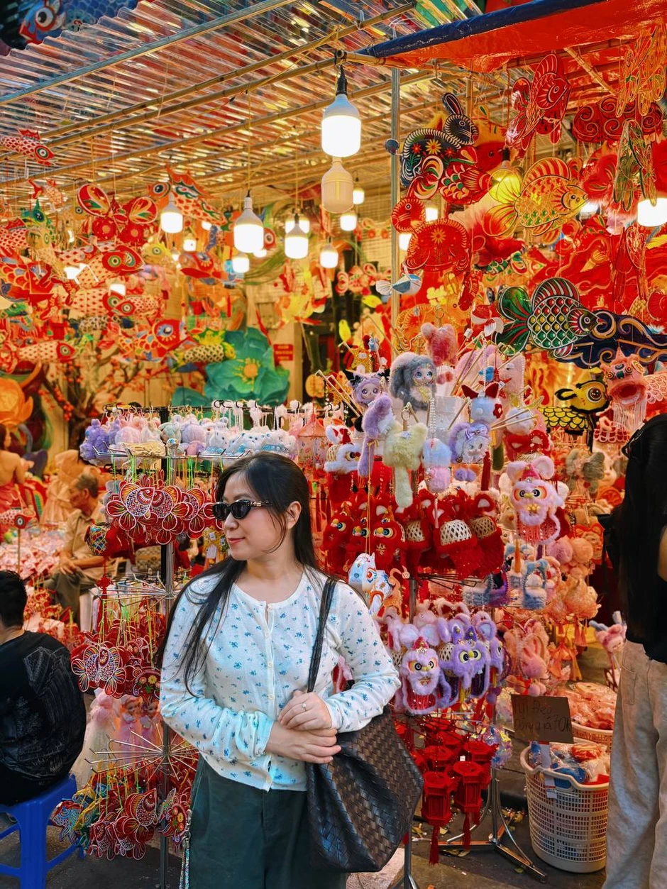 Phố Hàng Mã rực rỡ trước Trung thu 2026 với đèn ông sao và đầu lân Phố Hàng Mã rực rỡ trước Trung thu 2026 với đèn ông sao và đầu lân