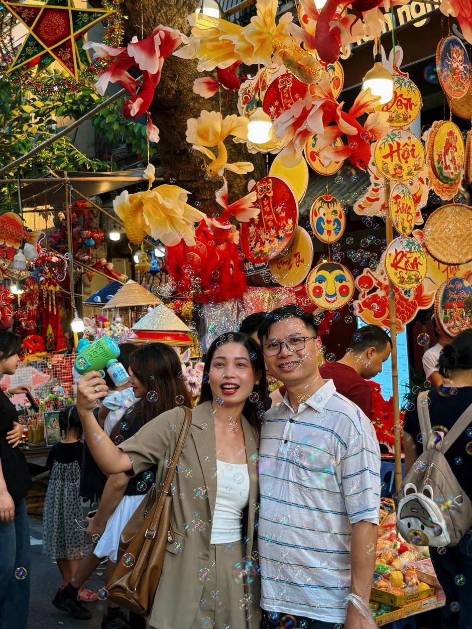 Phố Hàng Mã rực rỡ trước Trung thu 2026 với đèn ông sao và đầu lân Phố Hàng Mã rực rỡ trước Trung thu 2026 với đèn ông sao và đầu lân