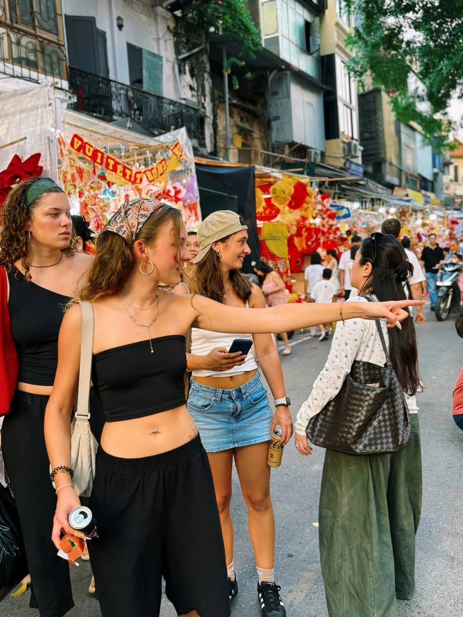 Phố Hàng Mã rực rỡ trước Trung thu 2026 với đèn ông sao và đầu lân Phố Hàng Mã rực rỡ trước Trung thu 2026 với đèn ông sao và đầu lân