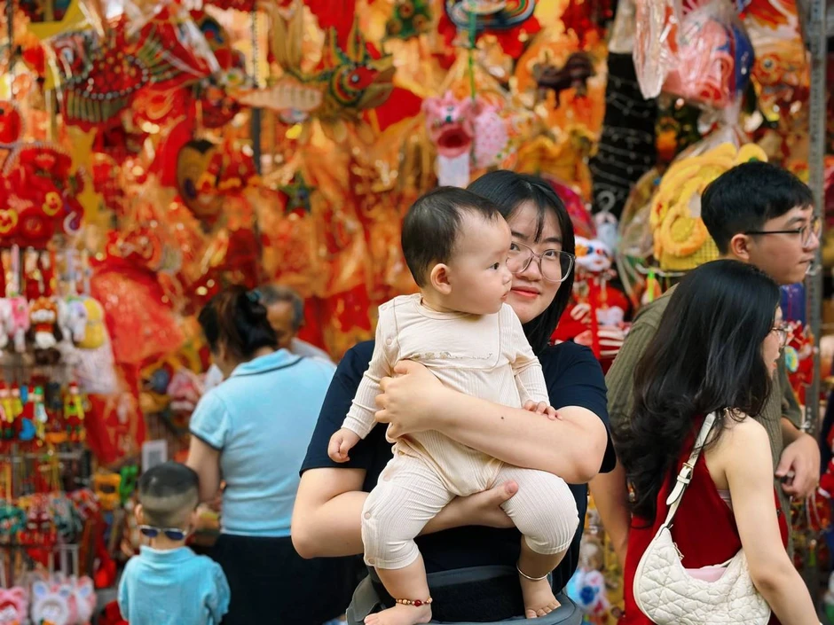 Phố Hàng Mã rực rỡ trước Trung thu 2026 với đèn ông sao và đầu lân Phố Hàng Mã rực rỡ trước Trung thu 2026 với đèn ông sao và đầu lân