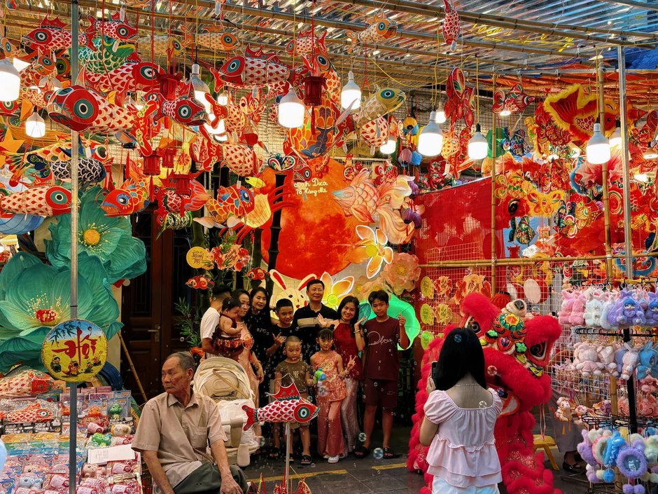 Phố Hàng Mã rực rỡ trước Trung thu 2026 với đèn ông sao và đầu lân Phố Hàng Mã rực rỡ trước Trung thu 2026 với đèn ông sao và đầu lân