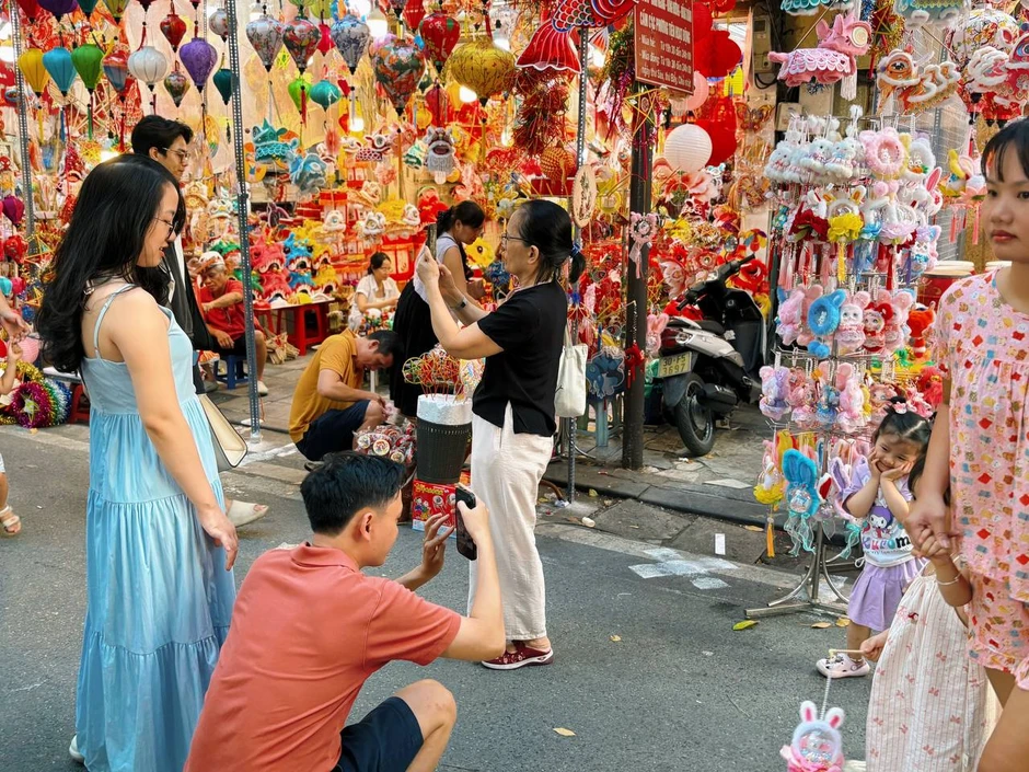 Phố Hàng Mã rực rỡ trước Trung thu 2026 với đèn ông sao và đầu lân Phố Hàng Mã rực rỡ trước Trung thu 2026 với đèn ông sao và đầu lân