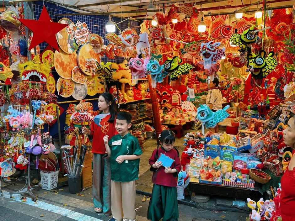 Phố Hàng Mã rực rỡ trước Trung thu 2026 với đèn ông sao và đầu lân Phố Hàng Mã rực rỡ trước Trung thu 2026 với đèn ông sao và đầu lân