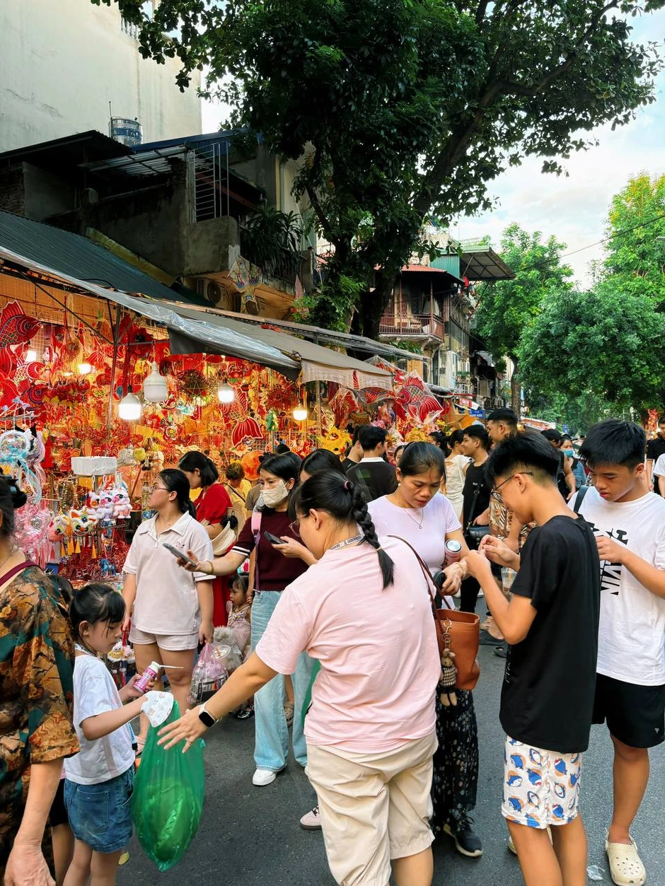 Phố Hàng Mã rực rỡ trước Trung thu 2026 với đèn ông sao và đầu lân Phố Hàng Mã rực rỡ trước Trung thu 2026 với đèn ông sao và đầu lân