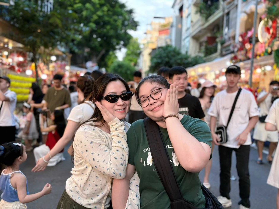 Phố Hàng Mã rực rỡ trước Trung thu 2026 với đèn ông sao và đầu lân Phố Hàng Mã rực rỡ trước Trung thu 2026 với đèn ông sao và đầu lân