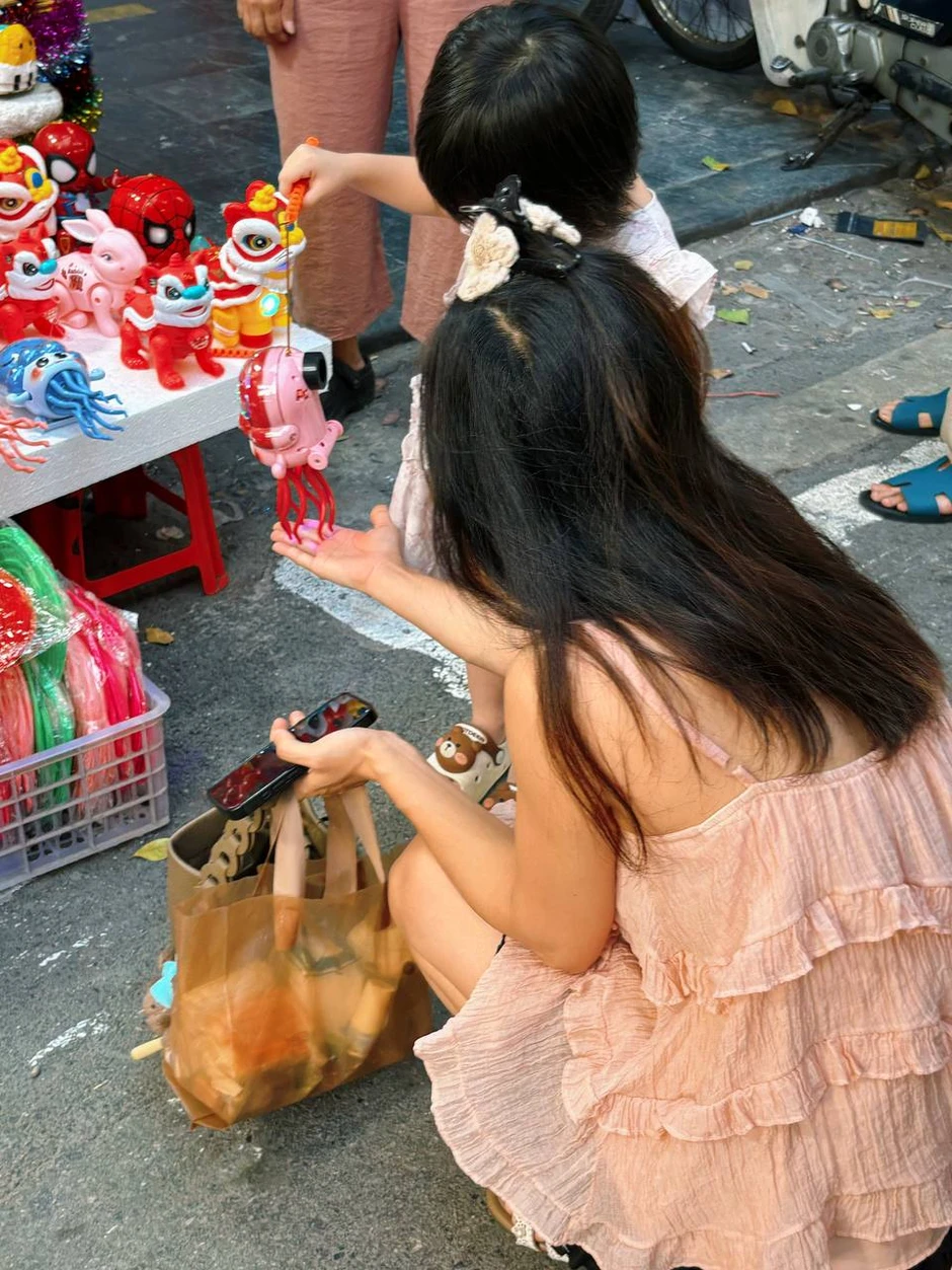 Phố Hàng Mã rực rỡ trước Trung thu 2026 với đèn ông sao và đầu lân Phố Hàng Mã rực rỡ trước Trung thu 2026 với đèn ông sao và đầu lân
