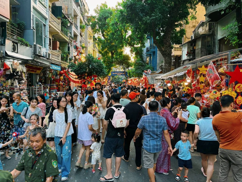 Phố Hàng Mã rực rỡ trước Trung thu 2026 với đèn ông sao và đầu lân Phố Hàng Mã rực rỡ trước Trung thu 2026 với đèn ông sao và đầu lân