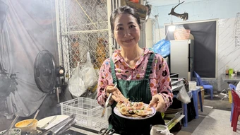 Quán bánh căn Nha Trang khiến khách xếp hàng chờ hàng tiếng