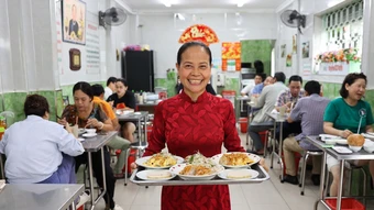 Quán bánh cuốn 65 tuổi được Michelin vinh danh 'ăn ngon, giá phải chăng'