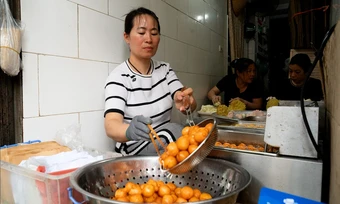 Quán bánh rán tí hon bán hàng nghìn chiếc mỗi ngày