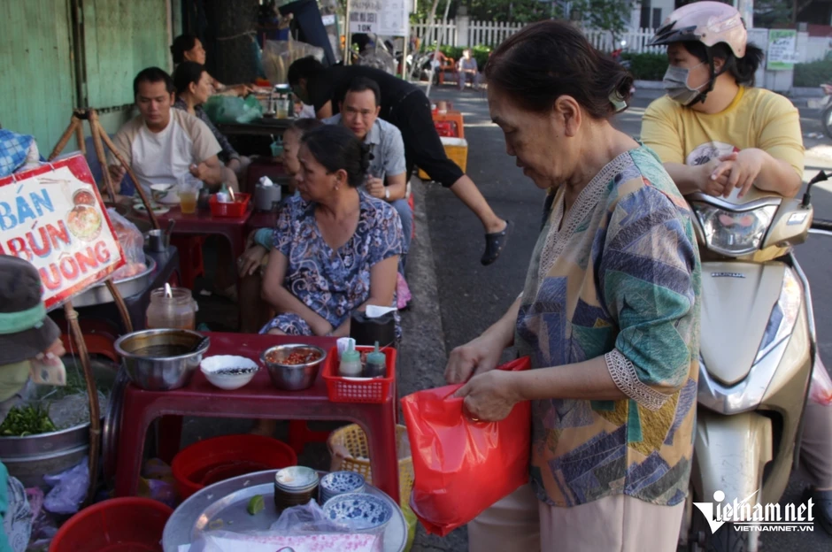 Quán bún suông gần 100 tuổi nổi tiếng ở TPHCM, bà chủ vẫn dùng đôi quang gánh cũ Quán bún suông gần 100 tuổi nổi tiếng ở TPHCM, bà chủ vẫn dùng đôi quang gánh cũ