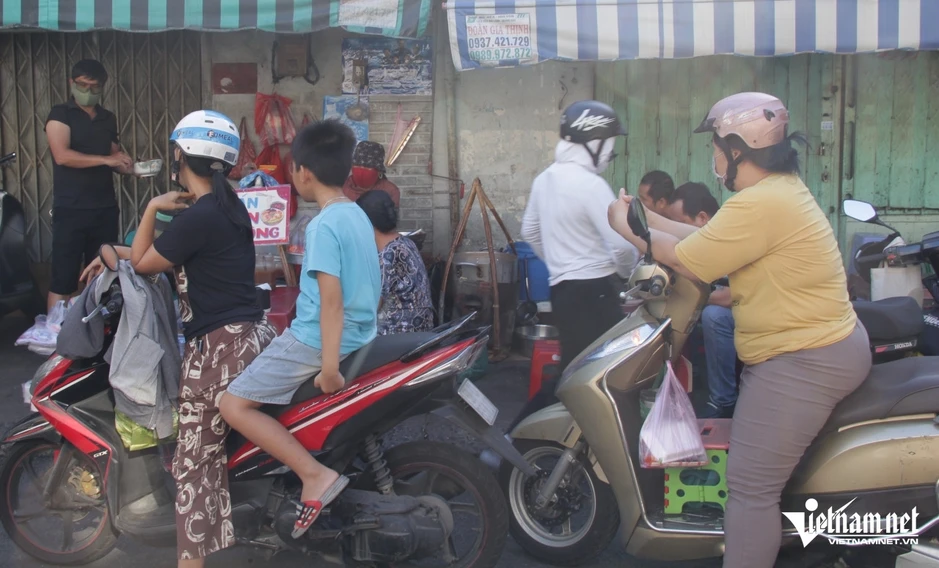 Quán bún suông gần 100 tuổi nổi tiếng ở TPHCM, bà chủ vẫn dùng đôi quang gánh cũ Quán bún suông gần 100 tuổi nổi tiếng ở TPHCM, bà chủ vẫn dùng đôi quang gánh cũ