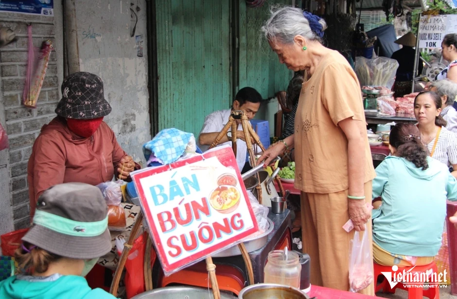 Quán bún suông gần 100 tuổi nổi tiếng ở TPHCM, bà chủ vẫn dùng đôi quang gánh cũ Quán bún suông gần 100 tuổi nổi tiếng ở TPHCM, bà chủ vẫn dùng đôi quang gánh cũ