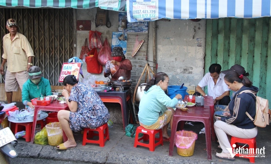 Quán bún suông gần 100 tuổi nổi tiếng ở TPHCM, bà chủ vẫn dùng đôi quang gánh cũ Quán bún suông gần 100 tuổi nổi tiếng ở TPHCM, bà chủ vẫn dùng đôi quang gánh cũ