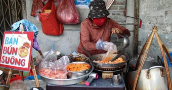 Quán bún suông gần 100 tuổi nổi tiếng ở TPHCM, bà chủ vẫn dùng đôi quang gánh cũ