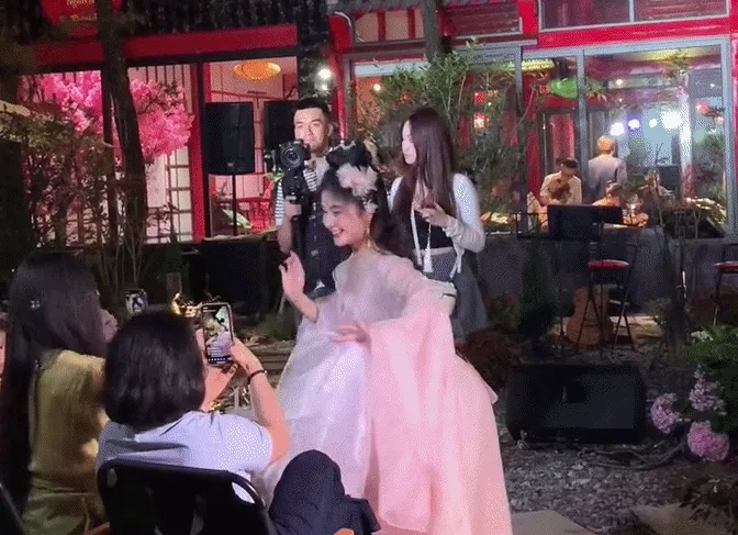 Quán cà phê ở Bắc Ninh gây chú ý nhờ màn múa tiên nữ phục vụ khách Quán cà phê ở Bắc Ninh gây chú ý nhờ màn múa tiên nữ phục vụ khách