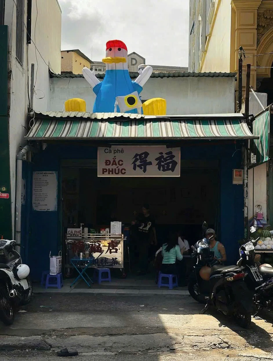 Quán cà phê ở TPHCM dán "bùa" trên cốc, phải đóng cửa vì khách quá đông Quán cà phê ở TPHCM dán "bùa" trên cốc, phải đóng cửa vì khách quá đông