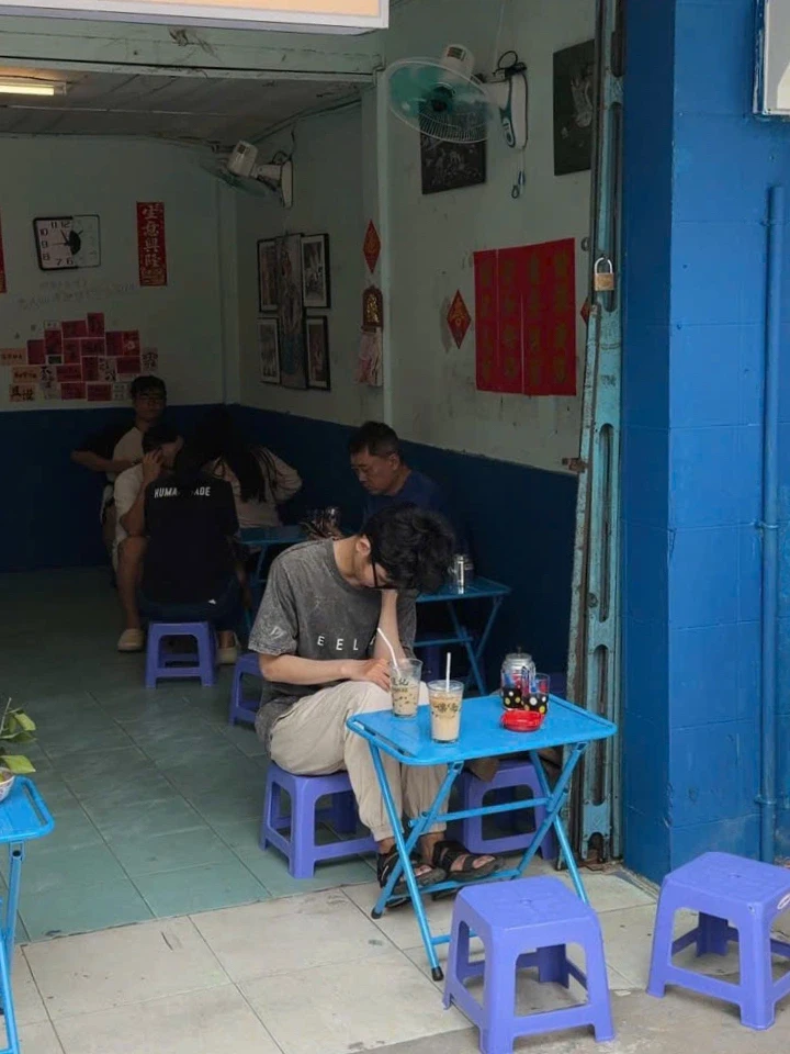 Quán cà phê ở TPHCM dán "bùa" trên cốc, phải đóng cửa vì khách quá đông Quán cà phê ở TPHCM dán "bùa" trên cốc, phải đóng cửa vì khách quá đông