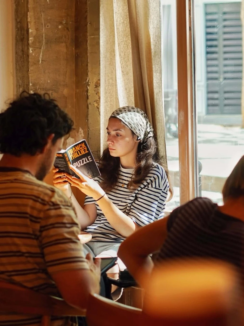 Quán cà phê Việt Nam ở Paris bất ngờ hút khách sau sự cố mất điện Quán cà phê Việt Nam ở Paris bất ngờ hút khách sau sự cố mất điện
